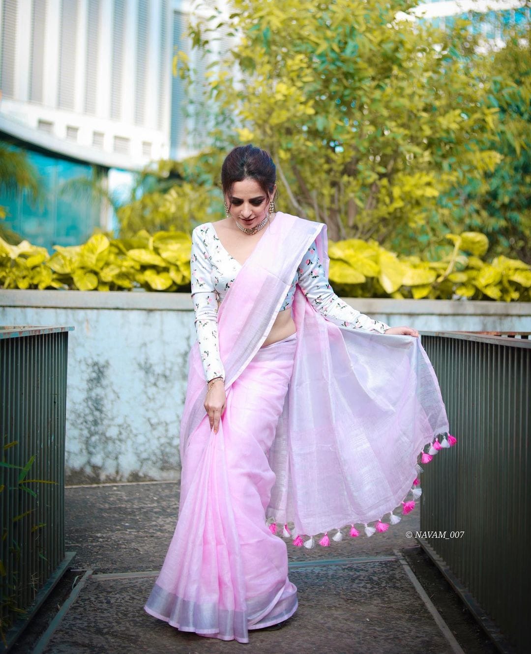 White & Pink Saree buy in Kolkata