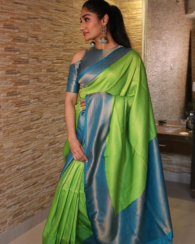 Groovy Parrot Green Colored Printed Saree For Women