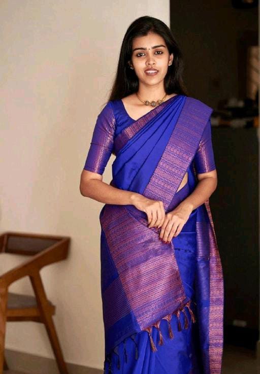 Entrancing Royal Blue Colored Printed Saree For Women