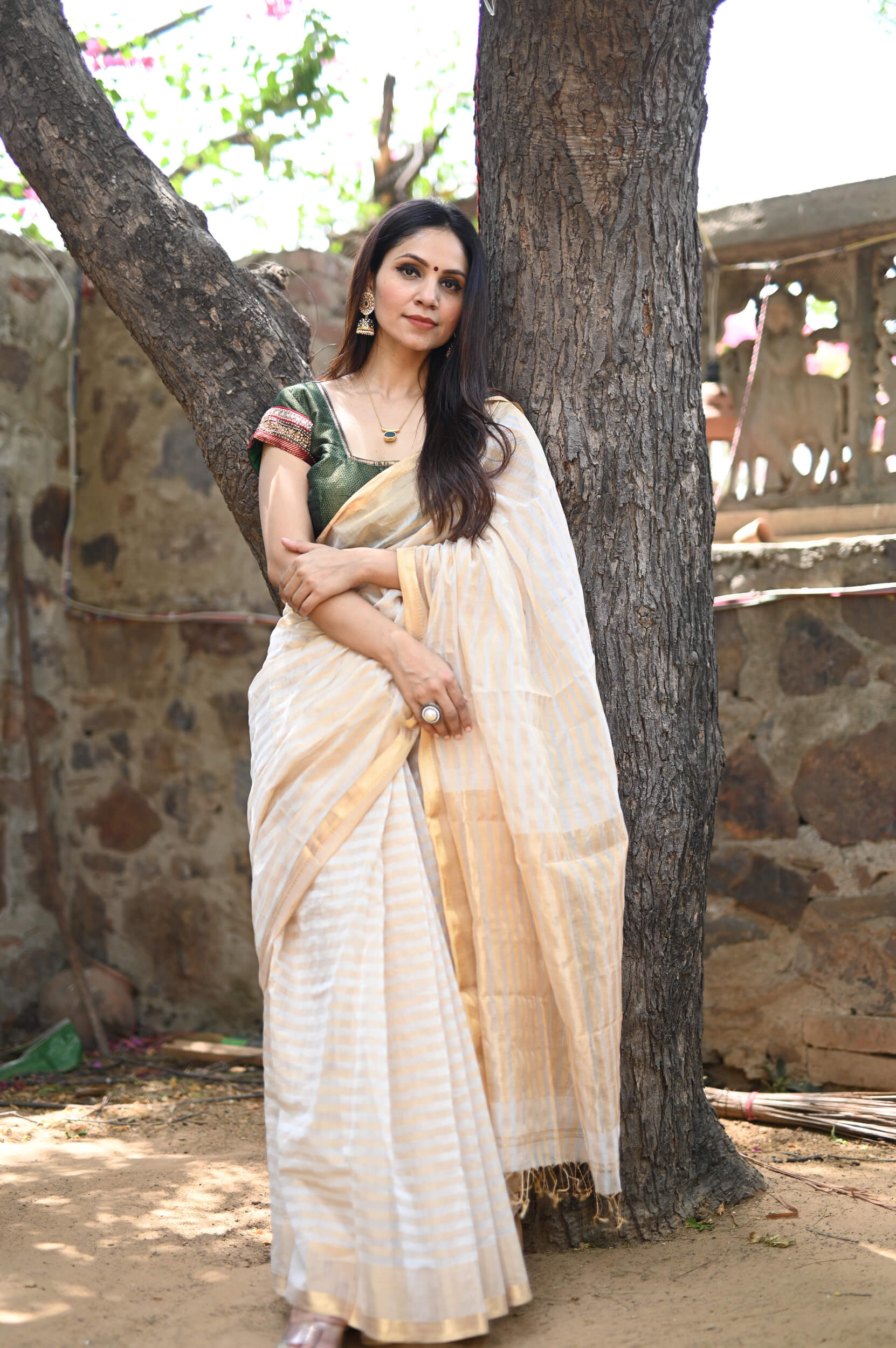 Line Weaving Pattern Embroided Linen Saree | RP366