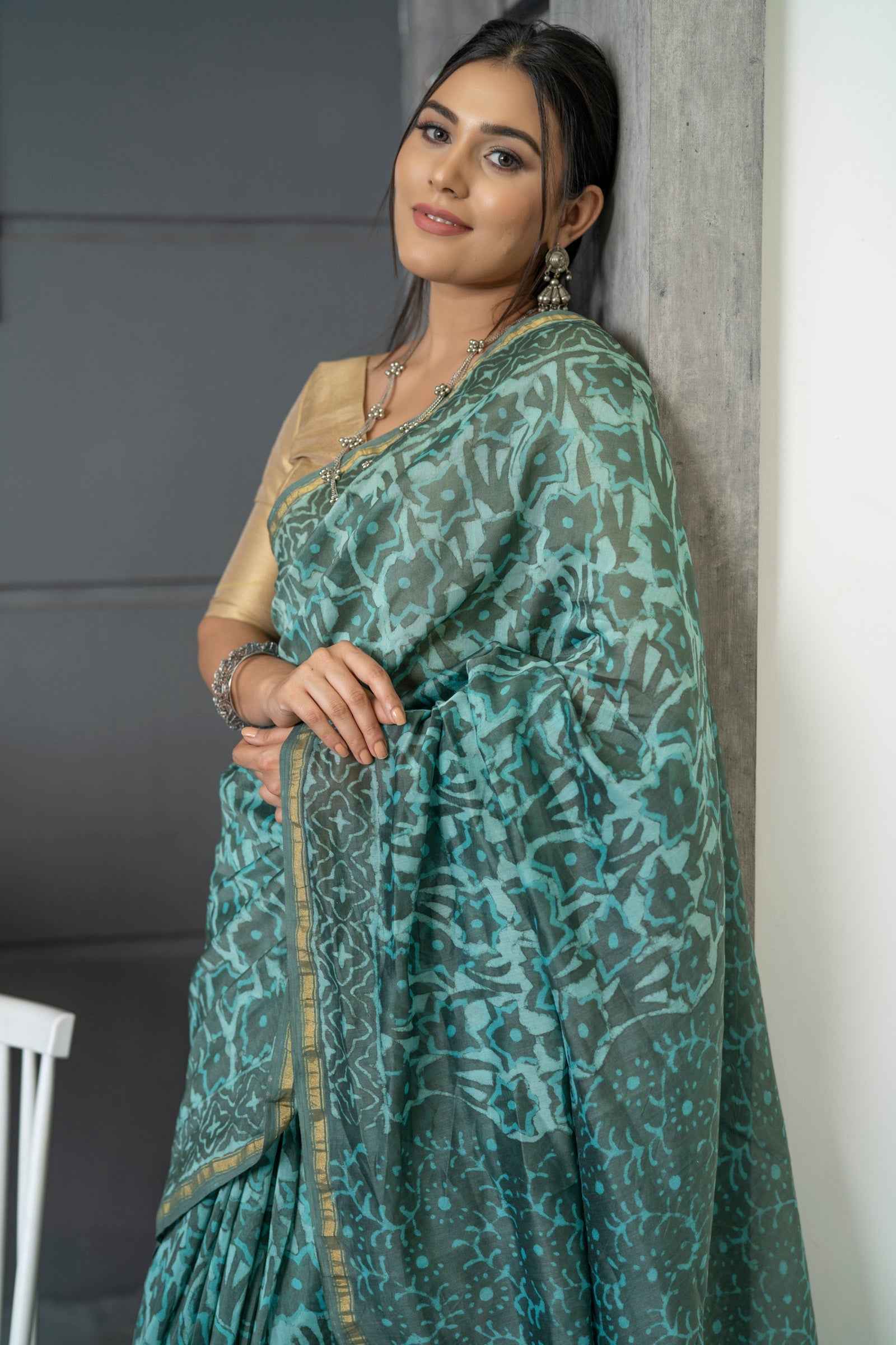 Amazing linen Saree With Appealing Blouse Piece