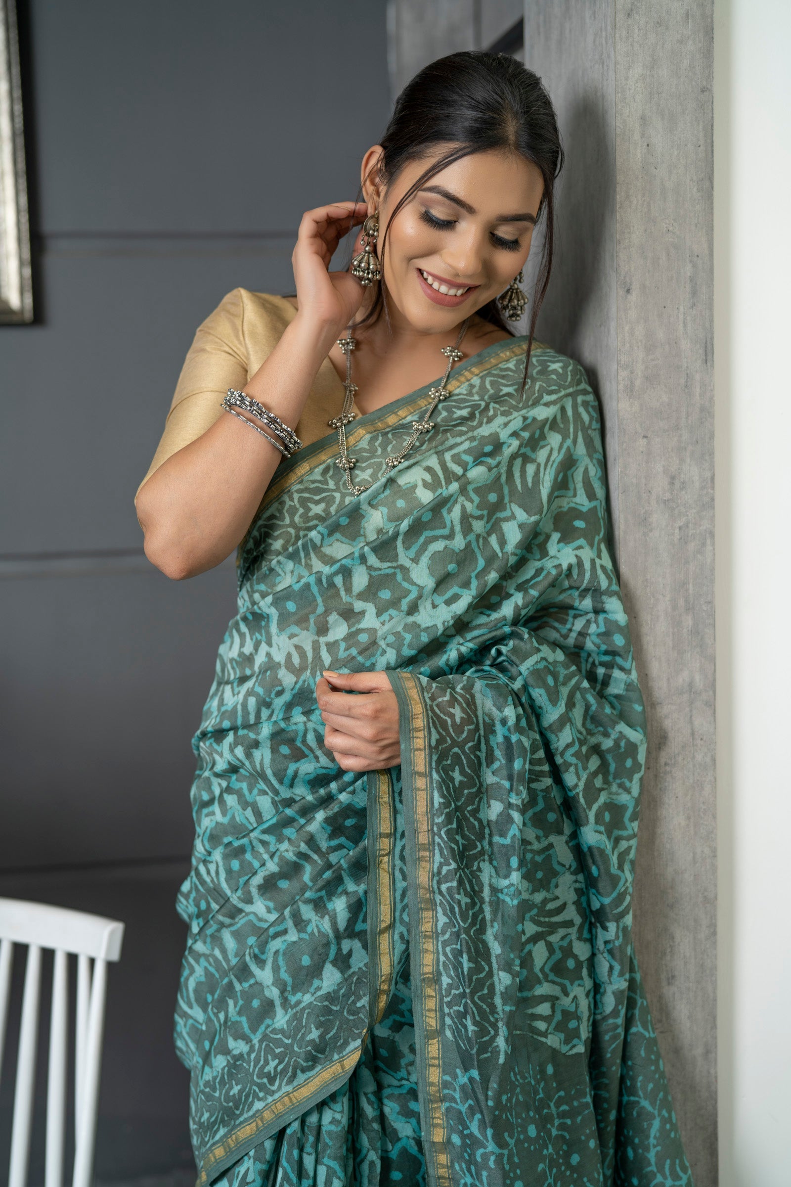 Amazing linen Saree With Appealing Blouse Piece