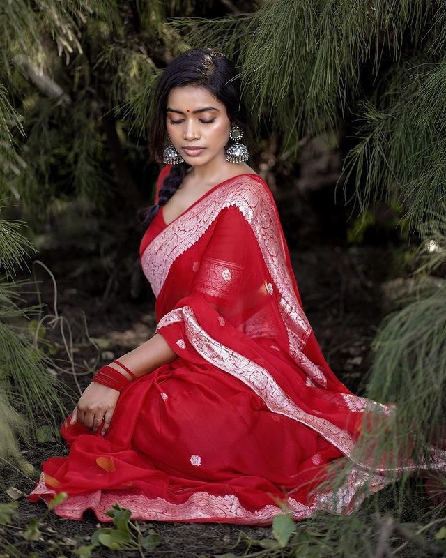 Sophisticated Red Soft Silk Saree with Fancy Blouse Piece