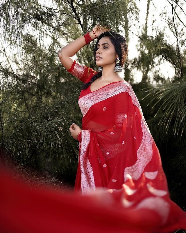 Sophisticated Red Soft Silk Saree with Fancy Blouse Piece