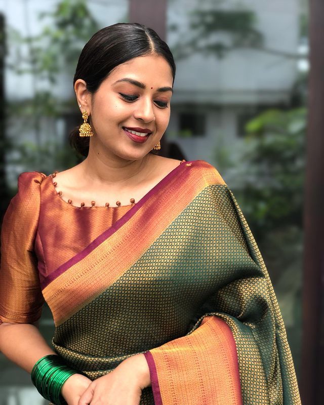 Dissemble Green Soft Kanjivaram Silk Saree With Ebullience Blouse Piece