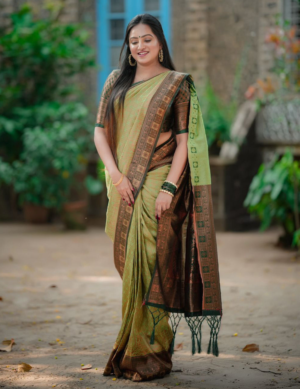 Unique Green Soft Silk Saree With Gratifying Blouse Piece