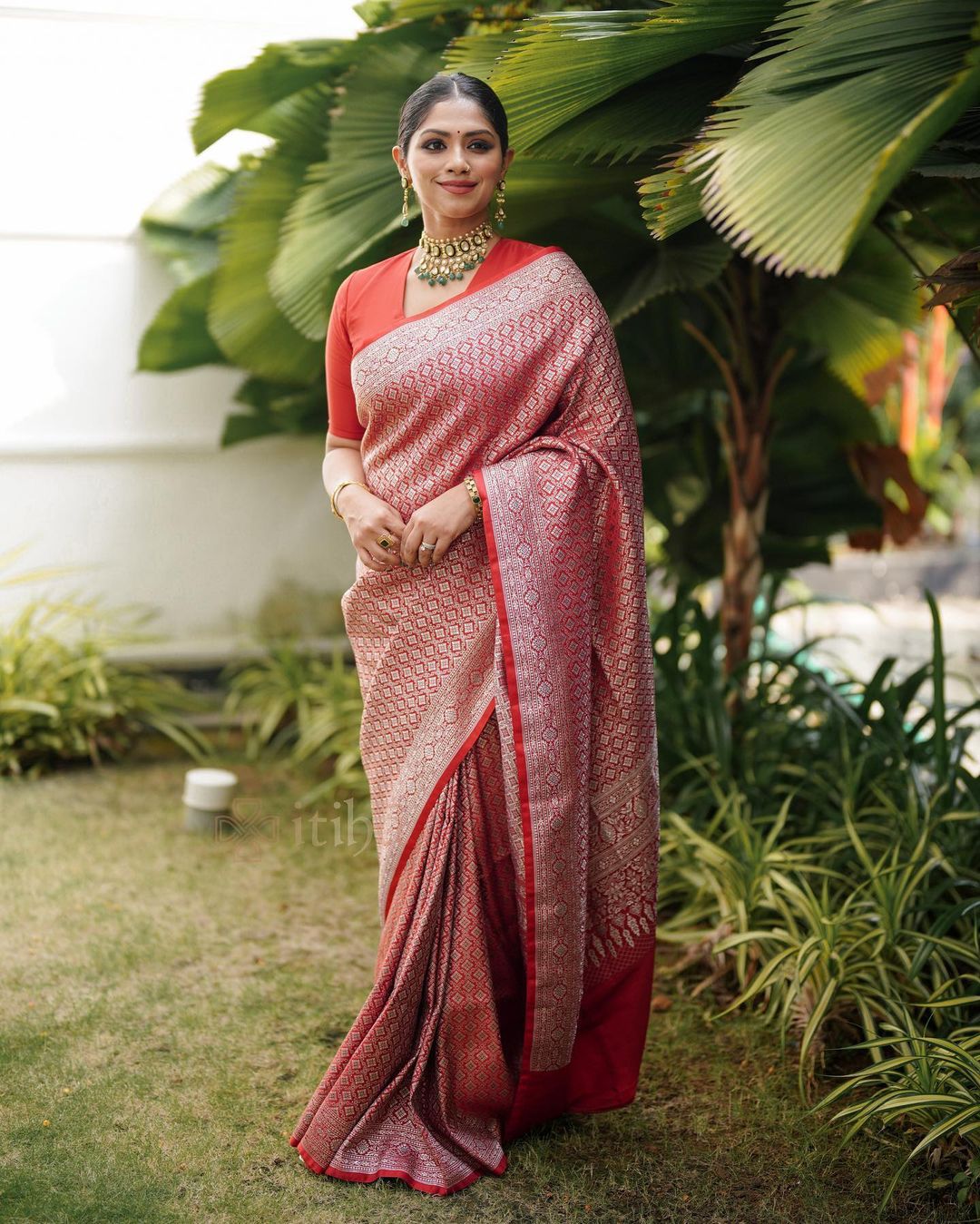 Stunner Red Soft Silk Saree With Entrancing Blouse Piece