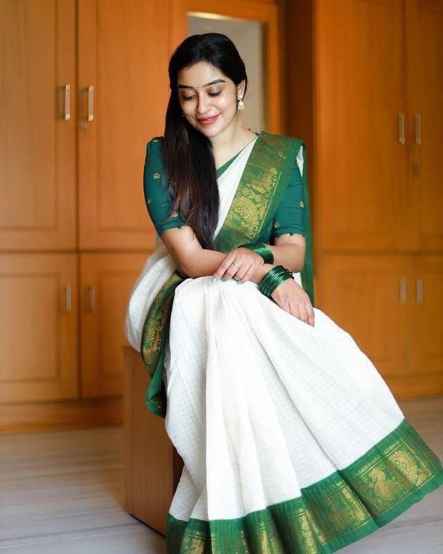 Adorable Off White Soft Banarasi Silk Saree With Desirable Blouse Piece