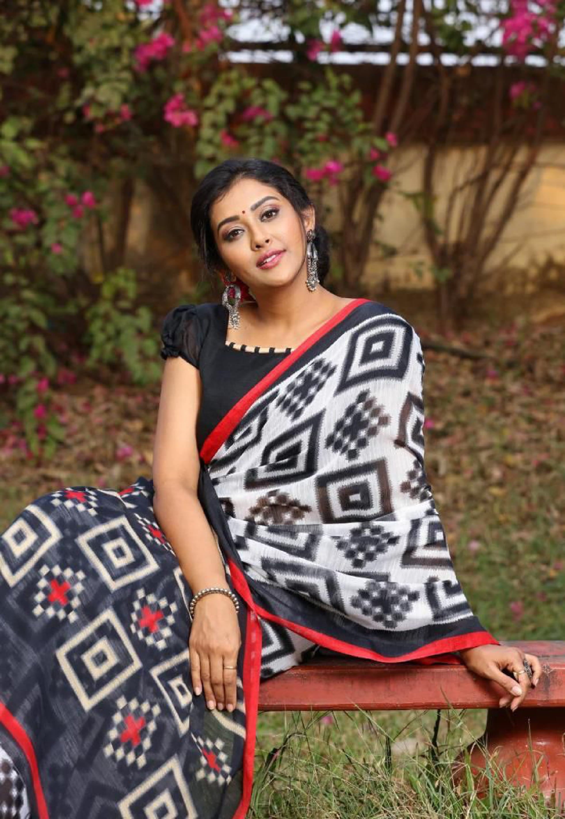 Banarasi mul cotton black and white color saree