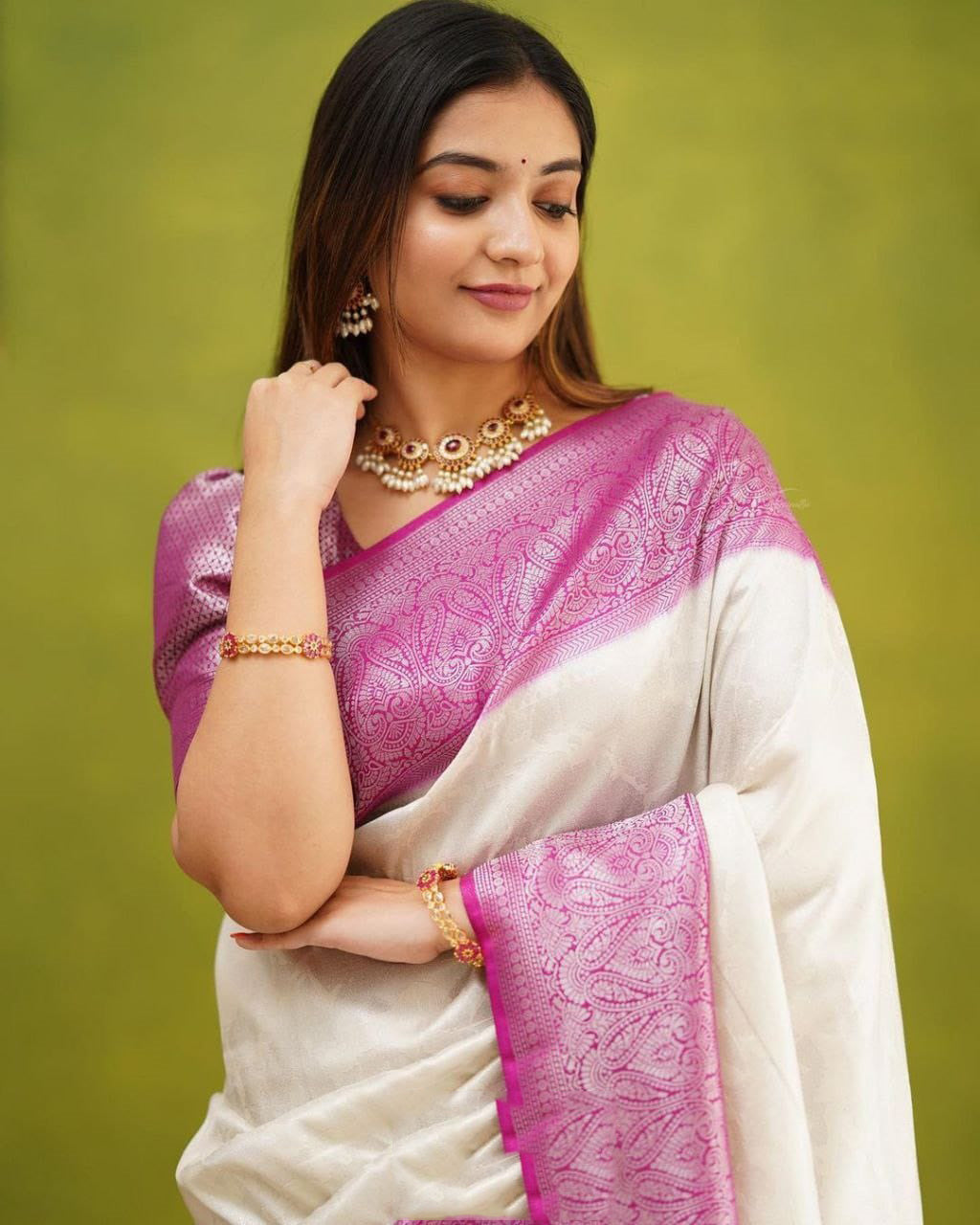 Unequalled White Soft Silk Saree With Engaging Blouse Piece